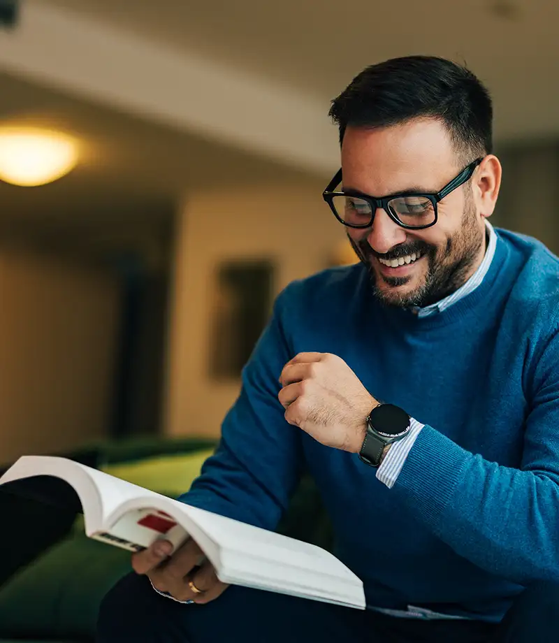 Un homme qui lit un livre