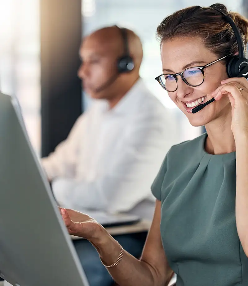 Une jeune femme au téléphone lors d'une formation