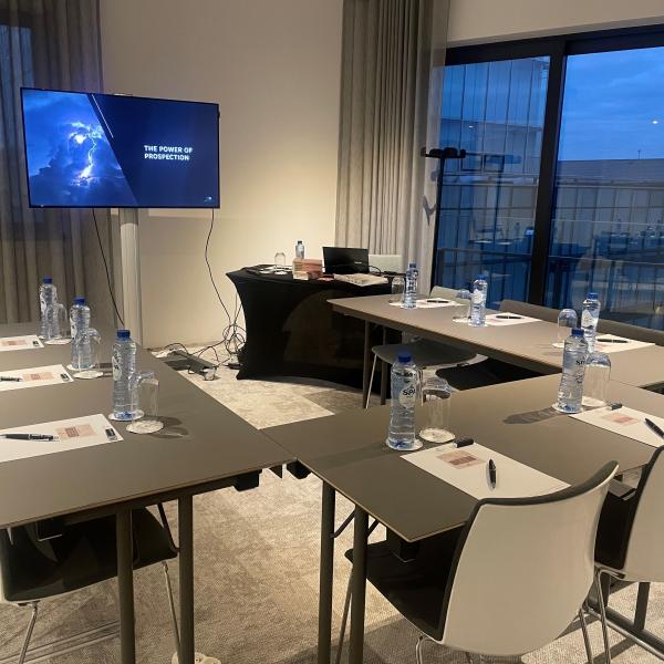 Klanten vinden zonder commercieel te zijn | Business development voor experts